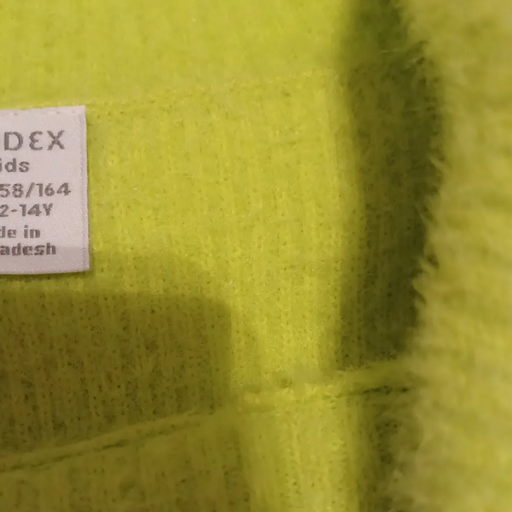 Säljer denna supermjuka och nästan oanvända tröja från Lindex, storlek 158-164 men passar mig som har xs-s också!  Köparen står för frakten och jag ansvarar ej för postens slarv. Bara att höra av er vid frågor (: . Tröjor & Koftor.