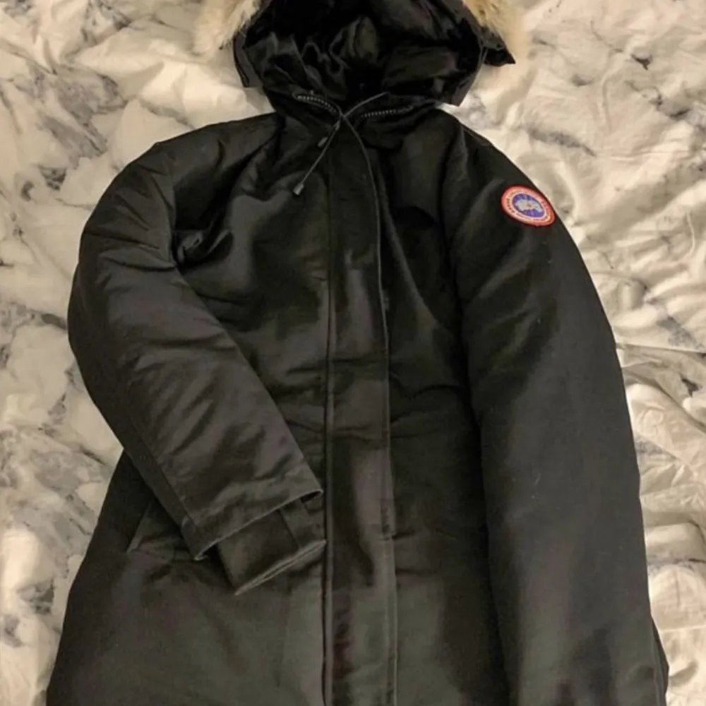 En canada goose jacka som jag använt typ 5 gånger bara. Då min mamma köpte den t mig men inte riktigt min stil längre. Den har inga skador eller sånt även fläckfri. Äkta jacka me äkta päls finns även Qr kod. På storleken står det XL/TG men passar M!!!  . Jackor.