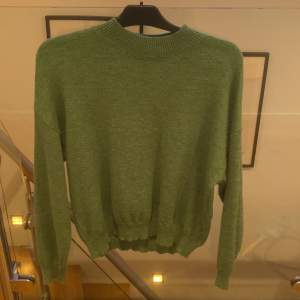 En nästan ny använd stickad grön tröja år endast använd 2-3 gånger och är inte alls nopprig 