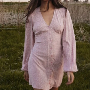 Nelly klänning - Jätte fin klänning från Nelly, endast testad då den var för stor🩷