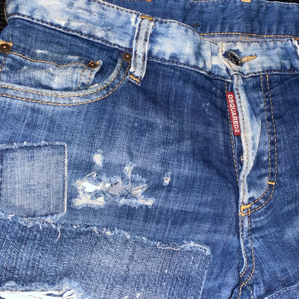 Säljer jätte fina DSQUARED2 jeans, använda. Men fortfarande bra skick, 8/10. Originalpris 7500kr. Äkta såklart . Jeans & Byxor.