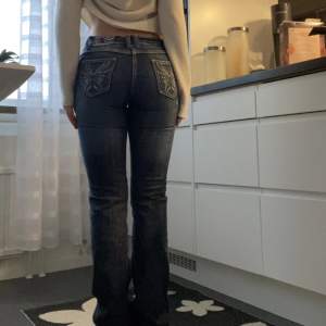 Mörkblåa lågmidjade jeans med vita sömmar och detaljer på fickorna, knappen i fram har ramlat av men går lätt att fixa 💕i storlek 36/38 