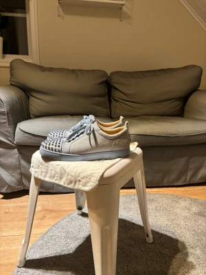 Christian Louboutin skor  - Säljer nu mina Christian Louboutin skor i färgen sky blue som är rätt sällsynta. Storlek 42,5  Cond 9/10 väldigt sparsamt använda. Till skorna följer de med dustbag