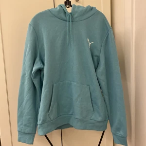 Hoodie  -  Blå puma hoodie med lapp fortfarande kvar, aldrig använd bara testad