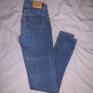 Skinny jeans i storlek 25 från Levis💙 (xs/s) det är en liten söm som släppt på ena fickan (som lätt kan sys ihop för hand) därav sänkta till 300kr (Ordinarie är 1000kr, när de va köpta) 