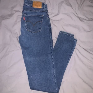 Levis jeans - Skinny jeans i storlek 25 från Levis💙 (xs/s) det är en liten söm som släppt på ena fickan (som lätt kan sys ihop för hand) därav sänkta till 300kr (Ordinarie är 1000kr, när de va köpta) 