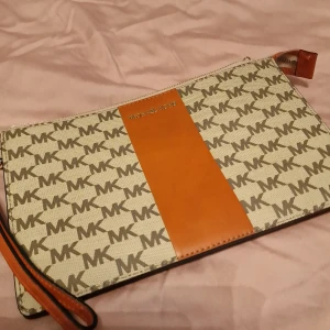 Michael Kors clutch - Äkta Michael Kors i nyskick