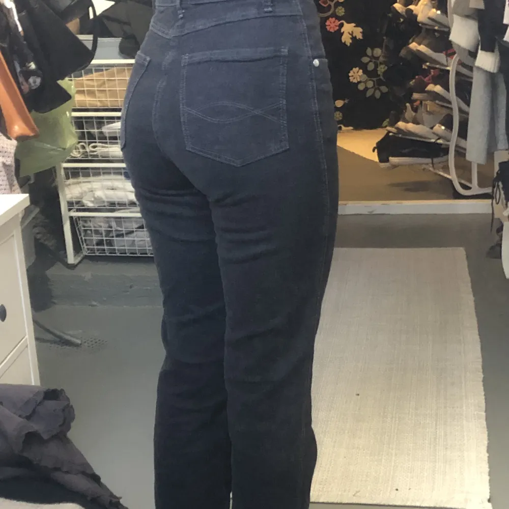 Jättesköna och snygga svarta jeans. Använda ett par gånger men fortfarande i bra skick. Perfekt längd för mig som är 170 cm!☺️🫶🏻. Jeans & Byxor.