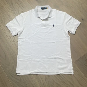 Ralph Lauren Polo - Helt ny Ralph Lauren Polo Piké som aldrig har använts eftersom den va för stor. Original pris är ca 1300. Pris kan diskuteras!