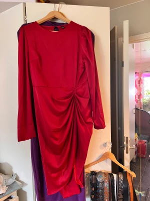 Tre klänningar  - Röd öppen rygg  lila  den marinblå klänning omlott 