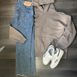 Levis 501 - Säljer dessa Levis 501 i bra skick! Jeansens slut är uppklippt + en liten slits. Hör gärna av dig om du har någon fundering!