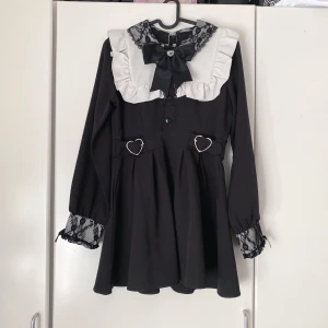 Dear My Love mini dress - Super söt klänning från det japanska märket Dear My Love! Klänningen är rätt kort så rekommenderar till någon under 165cm om du inte som jag planerar använda den som set up (stylad med shorts i liknande material under) längd: 76 cm byst: 92cm midja: 72 cm