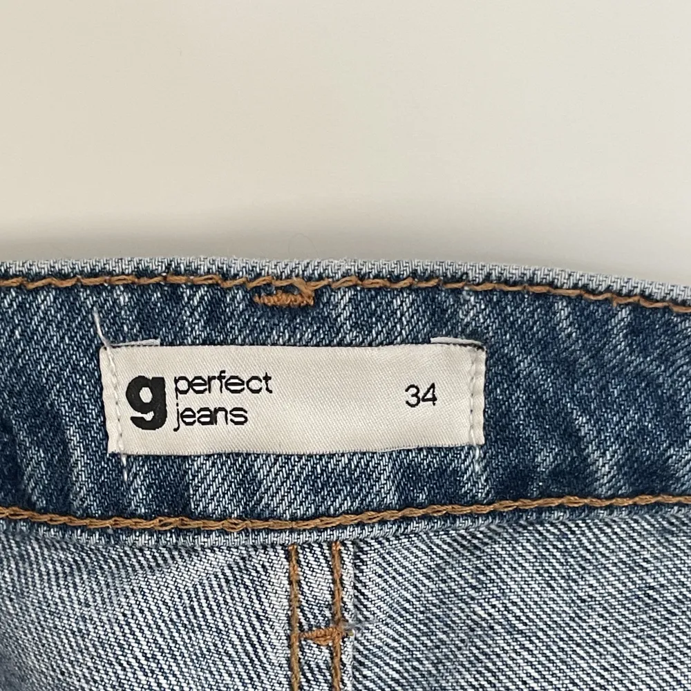 Slitna blåa jeans som är raka i passformen. Värt att nämna att de är långa på mig som är 177cm.. Jeans & Byxor.