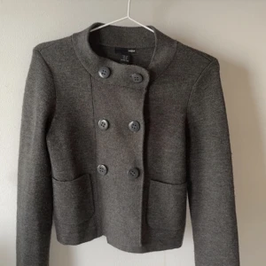 kofta  - kofta från hm, kommer ej till användning, kortare i modellen 