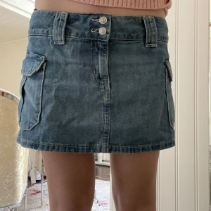 Jeans kjol - Jättefin jeanskjol från hm, använd Max 2 ggr💕