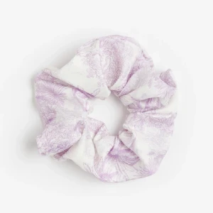 Scrunchie - Stor scrunchie endast använd någon gång, nypris 90kr🦋 hör av er vid minsta intresse eller fundering 💓