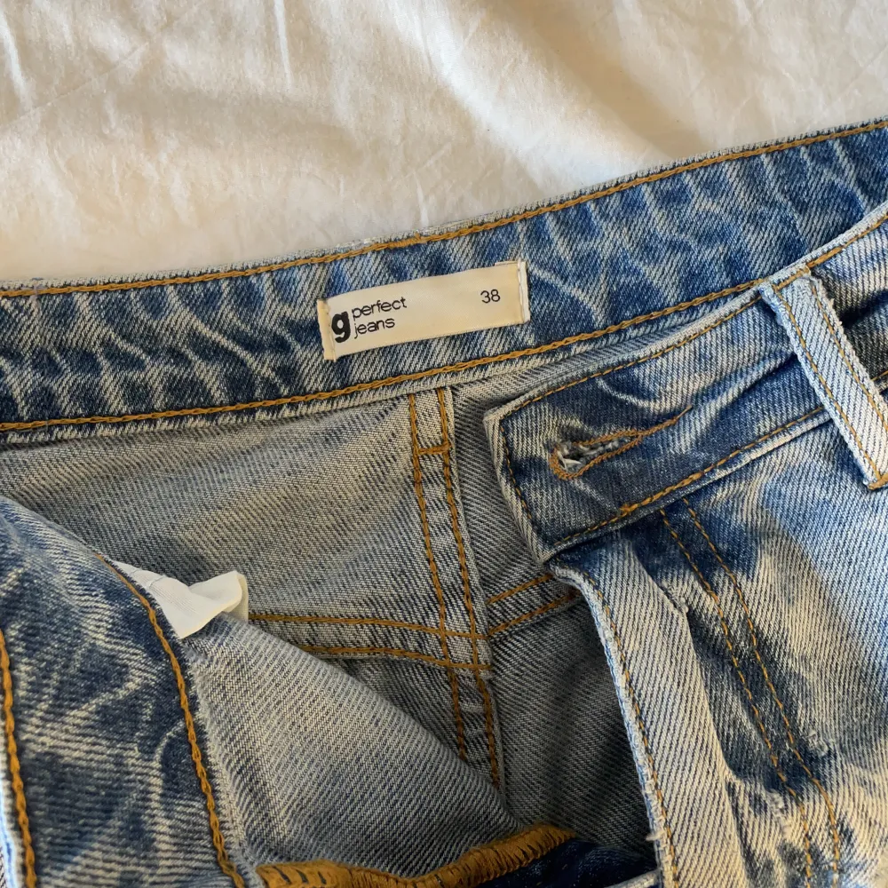 Superfina populära jeansshorts som är lite längre i benen😍 älskar dom men de kommer tyvärr inte till användning hos mig… jättefin blå färg 🥰. Shorts.