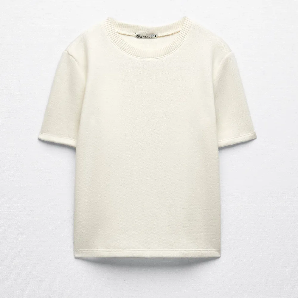Jättefin stickad tshirt från zara i storlek s. Säljer då den inte kommer till användning. T-shirts.
