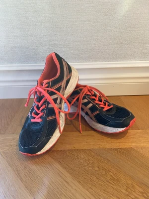Springskor  - Asics skor, löparskor i gott skick. Storlek 37,5. 