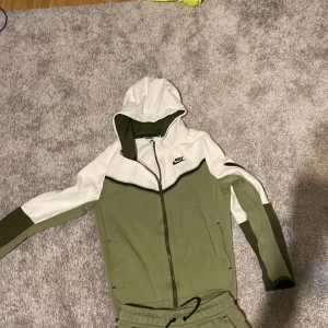 Nike tech det st 150-158 - Köpt Nikes hemsida Barn storlek 10/10 skick ni står för frakt