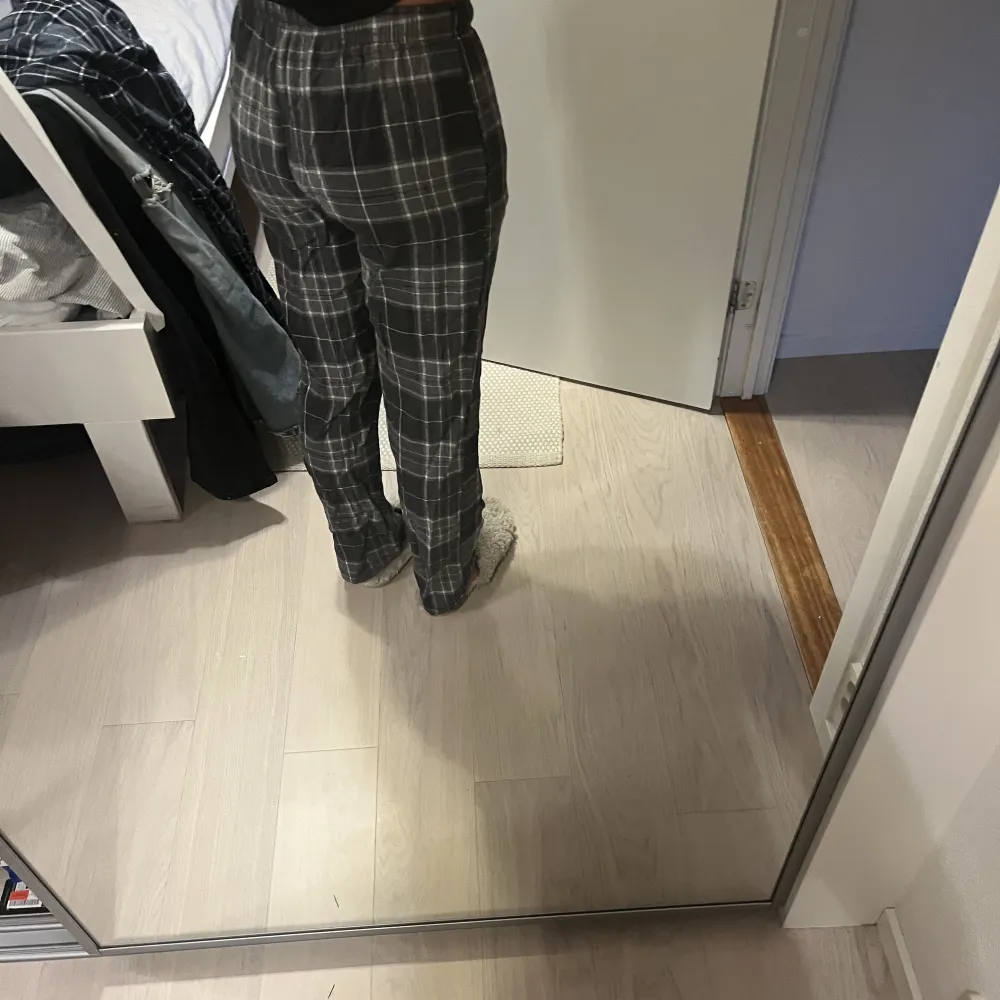 Gråa pyjamasbyxor från Cubus. Strl M. Knappt använda. . Jeans & Byxor.