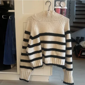 Stickad hoodie - Intressekoll på den här randiga stickade hoodien! Så fin verklohen. Från zara och köptes för 400kr på rea💗men har bara blivit använd en gång tyvärr. Kom gärna med prisförslag🫶nästan helt ny