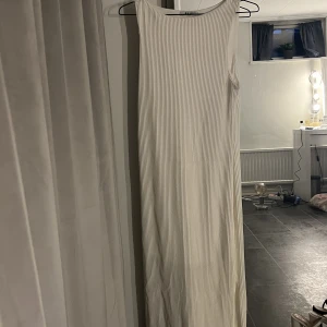 Vit klänning  - Säljer denna ribbade klänningen från NAKD. Aldrig använd utan enbart testad. Säljer då den var för liten över brösten på mig med D kupa. Köpt för 499kr. Säljer för 250kr. Skriv för fler bilder eller frågor🫶🏼