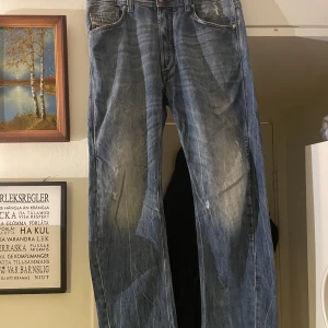 DIESEL BYXOR - Ascoola diesel jeans med skitfet wash som jag tyvärr inte använder längre eftersom jag har bytt stil. Dom sitter skit snyggt och bra. Dom är i bra skick och har inga tydliga defekter! För fler bilder kom dm! Priset är diskuterbart använd och gärna köp nu🌟