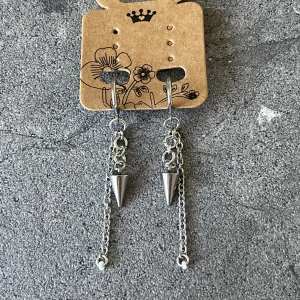 Örhängen  - Klicka inte på köp nu<3 Dm för att köpa, 79kr styck eller 139kr/par, dm vid eventuella frågor~ (Går att byta ut den vita pärlan mot genomskinlig eller ingen alls<3)