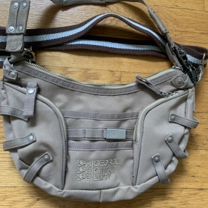 George Gina & Lucy  - En mindre George Gina & Lucy bag nästan aldrig använd bra kvalitet och massor av olika fack.