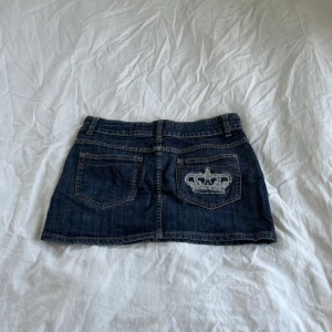 Jeanskjol - Mörkblå jeanskjol med snygg detalj! Inga defekter 