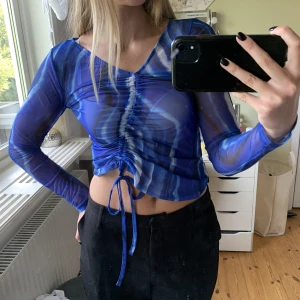 Topp - Såå cool tunn topp💕 Går att justera längden med snörena!