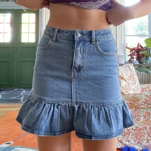 Volang kjol - En kjol från brandy Melville. Super söt men använder inte längre. Jag skulle säga att den passar som smal men den är onesize