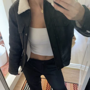 Svart höstjacka🖤 - Svart höstjacka med fluff inuti🖤storlek S Den är inte använd, enbart testad!