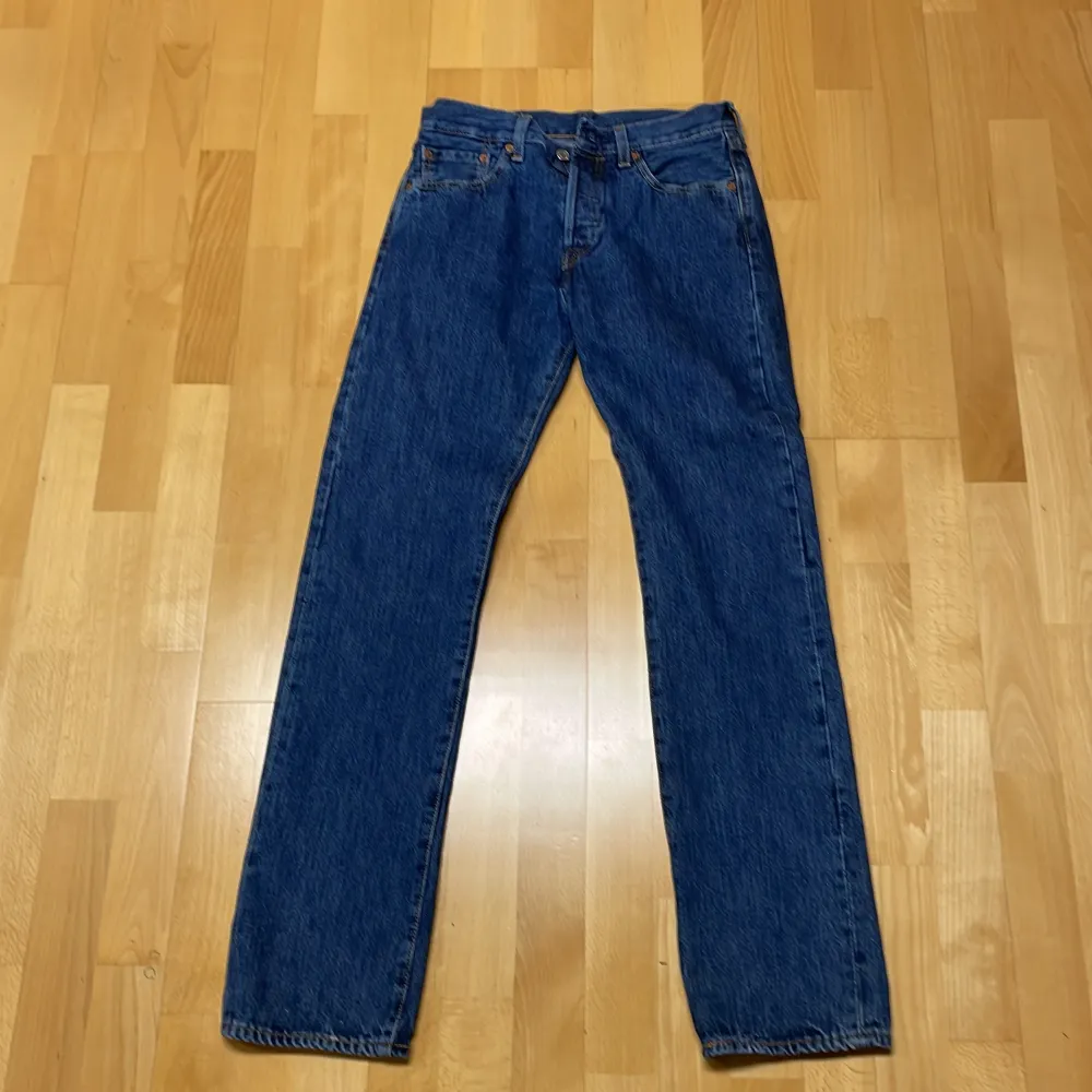Mörkblåa Levis jeans med bra passform. Jeans & Byxor.