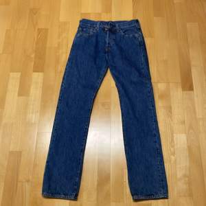 Mörkblåa Levis jeans med bra passform