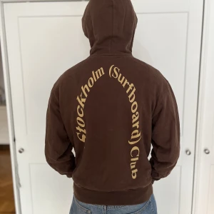 Stocholm Surfboard Club Hoodie  - Säljs för att den inte kommer till användning. Storlek S. Gott skick! Nypris ca 3000kr