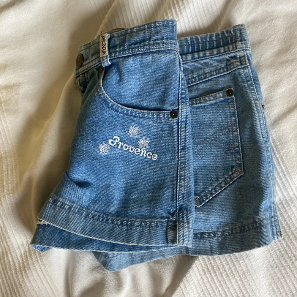 Säljer dessa supersnygga retro jeansshorts köpta second hand🫶🫶i mycket bra skick och utan defekter! Öppen för prisförslag❤️‍🔥. Shorts.