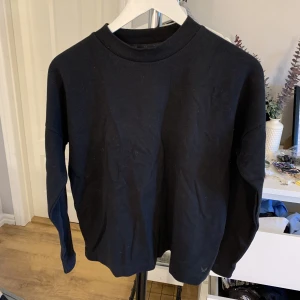 Soc tröja - Svart soc tröja använd ca fem gånger. När detalj på armen. Kontakta mig för mer bilder eller funderingar. Läs bion 