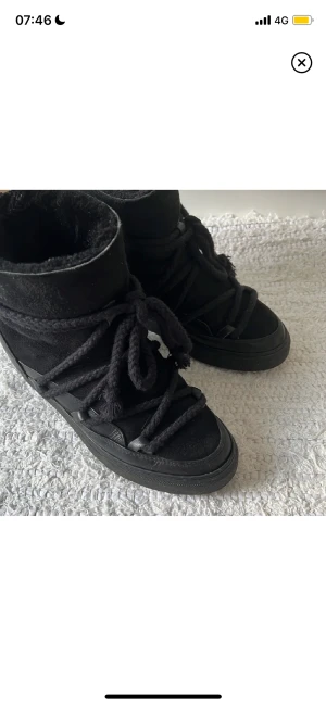 Svarta inuikii - Säljer mina fina inuikiis i bra skick!!