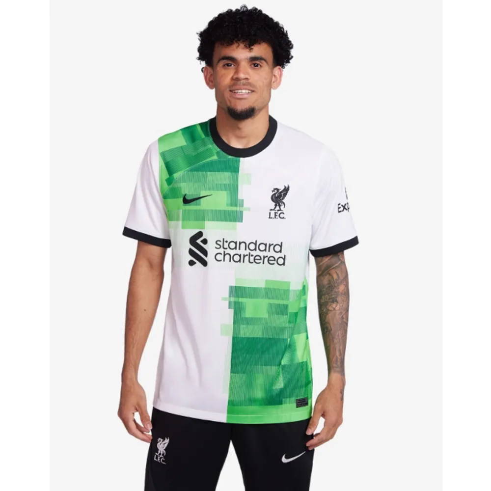 Snygg och Helt oanvänd Liverpool tröja i felfritt skick. Köpt i England för cirka 900 kr. OBS färgen ser bättre ut i verkligheten. T-shirts.