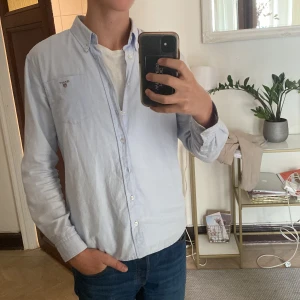 Gant skjorta - Hej jag säljer min Gant skjorta då den är för liten för mig Pris kan diskuteras Passar xs/170-176   Nypris runt 1000kr