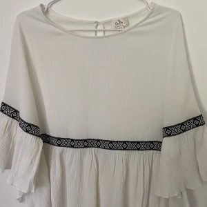 Blus - Säljer denna blus då den inte kommer till användning längre 🤍 storlek M men pssar även S 🤍