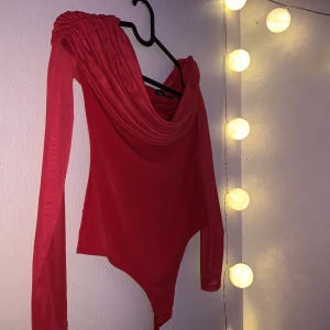 Röd body - Röd body, superfin till en middag eller när man vill klä upp sig❣️ 