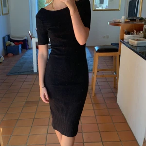 Miniklänning med djup rygg - Ribbad svart midiklänning från gina med djup rygg