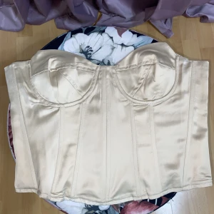 Topp - Hej tjejer! Säljer nu min fina topp som är köpt från BooHoo. Storlek 38 dock är den väldigt stretchig, aldrig använd! Orginalpris 599 kr, nypris 300 kr men kan diskuteras vid en snabb affär. Finns i Strängnäs kan fraktas 