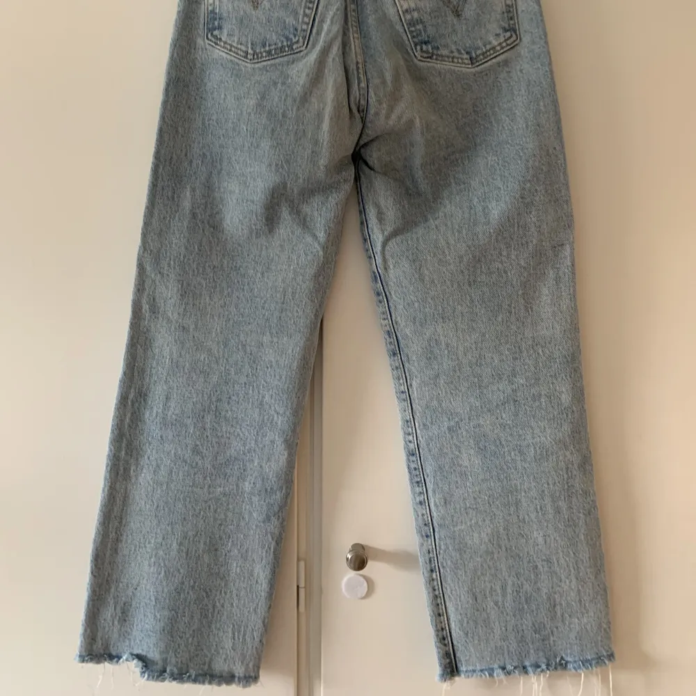 Levi’s ribcage st. 25. Avklippta så passar mig som är 158 som som perfekta ankle jeans. Dessvärre blivit för små för mig! Skicket är mycket bra, inte använt dessa mycket alls.. Jeans & Byxor.