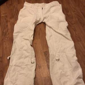 Super fina vita lågmidjade cargo byxor som jag säljer på grund av att dom inte passar längre men dom är nästan nya bara andvänts ett fåtal gånger 