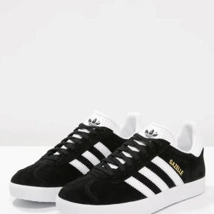 Adidas Sneakers  - Säljer dessa Adidas sneakers pga av at de inte kommer till användning längre. Syns att de är använda ett få tal gånger men de är fortfarande i fint skick. Storleken är 40 men känns som 39. Nypris ca 1000kr.  Kom privat för fler bilder. 