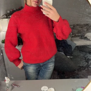 Stickad  - Säljer denna stickade tröja för att den inte kommer till användning längre. Jag älskar materialet och färgen men hittar ej tillfällen att använda.❤️